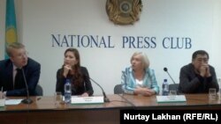 Слева направо — адвокаты председателя Союза журналистов Казахстана Сейтказы Матаева Андрей Петров, Мадина Бакиева, руководитель прессозащитной организации "Адил соз" Тамара Калеева и журналист Ермурат Бапи.