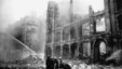 Пожар в одном из кварталов Лондона, разрушенных нацистскими бомбардировками, 1940 год