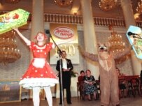 Krasnaya Shapochka and Misha Kosolapy celebrate their maker's 130th anniversary in 1997 (ITAR-TASS)