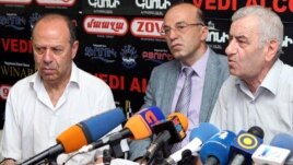 Նկարիչներ միության նախագահ Կարեն Աղամյանը (ձ) եւ Գրողների միության նախագահ Լեւոն Անանյանը (ա) լրագրողների հետ հանդիպմանը: 