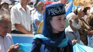 Thousands gathered in Ukraine's Simferopol to mourn for the many who died in the WWII deportations of Crimean Tatars.