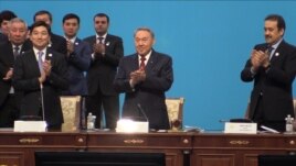 Премьер-министр Кәрім Мәсімов (оң жақта), президент Нұрсұлтан Назарбаев (ортада) 