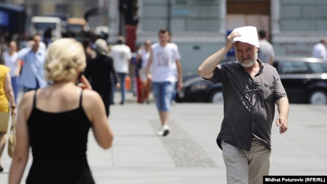 Prolaznici na sarajevskim ulicama