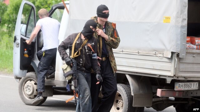 Сепаратисты обыскивают машины на дороге из Донецка в Мариуполь