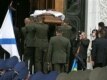 Гвардейцы вносят гроб с телом первого президента России в храм Христа Спасителя