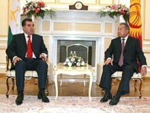 Kyrgyzstan -- President Kurmanbek Bakiev (R) with his Tajik counterpart Emomali Rahmon in Bishkek, 18Sep2007