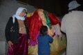 قبر يکي از بزرگان ايزدي در معبد. زائران با گشتن به دور اين مکان، يکي از گره هاي پارچه اي را باز مي کنند و گره اي ديگر مي بندند.