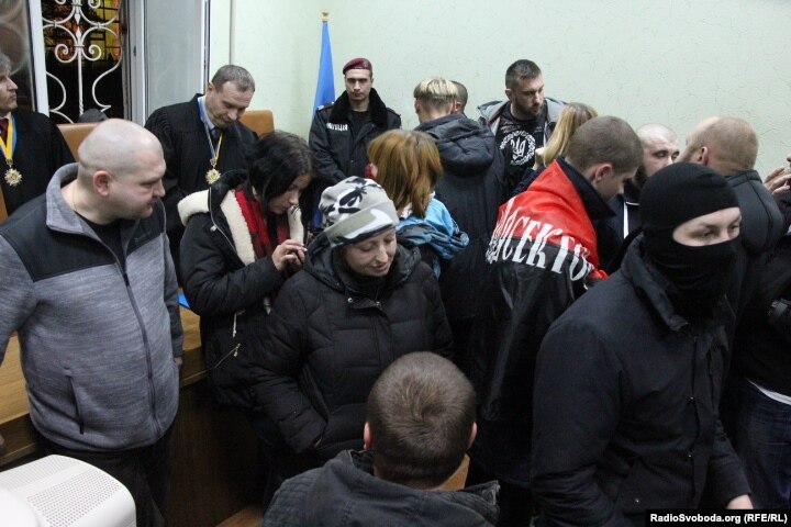«Правий сектор» заблокував суд у Кіровограді. Почалися сутички
