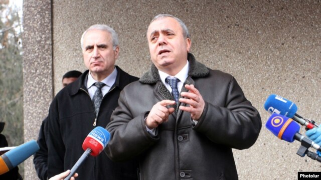Armenia -- The presidential candidate Hrant Bagratian meets the residents of Upper Artashat village in Ararart province starting campaign, 21Jan, 2012
