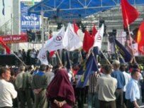 Demonstrators in Bishkek today (RFE/RL)