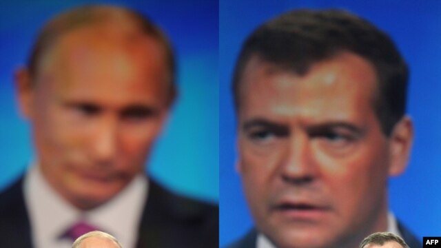 President Dmitry Medvedev (ight) and Prime Minister Vladimir Putin at a congress of the United Russia ruling party in Moscow on September 24
