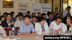Орта мектептерге үш тілде (қазақ, орыс және ағылшын тілдерінде) білім беру жүйесін енгізу жоспарын талқылаған жиынға қатысушылар. Алматы, 28 маусым 2016 жыл.
