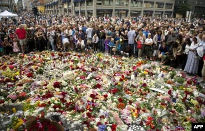 Norvežani u Oslu odaju počast poginulima, 24. jul 2011