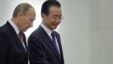 Hytaýyň premýeri Wen Jiabao (sagda) we Wladimir Putin Pekinde, 2011-nji ýylyň 11-nji oktýabry.