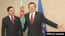 Turkmen President Gurbanguly Berdymukhammedov being welcomed to Brussels by the president of the European Commission, Jose Manuel Barroso. Do energy or human rights concerns come first?