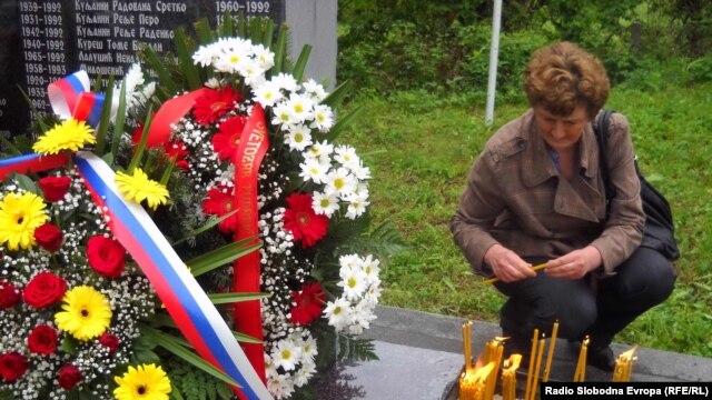 Dušanka Žuža ispred spomenika ubijenim Srbima u Bradini, maj 2012., foto: Mirsada Ćosić