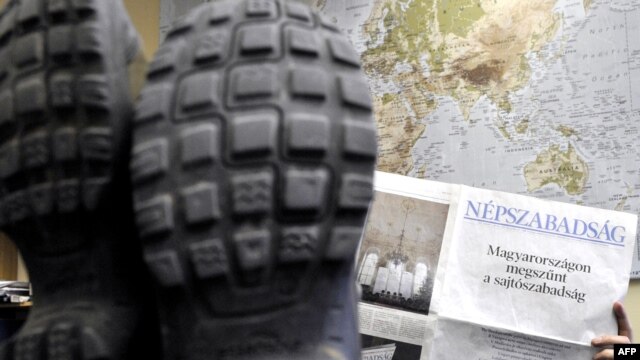Naslovna strana mađarskog dnevnog lista na kojoj piše "Sloboda štampe je u Mađarskoj ugašena" iz 2011. godine