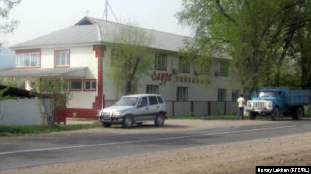 Шұжық цехы осы тойхананың артында орналасқан. Алматы облысы, Жамбыл ауданды, 26 сәуір 2012 жыл.