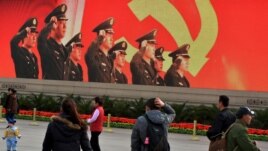 Turişti în piaţa Tiananmen în ajunul congresului