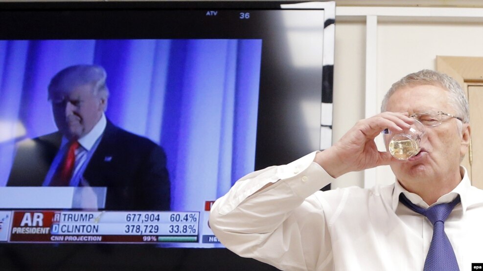 Ресей либерал-демократиялық партиясының жетекшісі Владимир Жириновскийдің АҚШ президенті сайлауындағы Дональд Трамптың жеңісі үшін ішіп тұр. Мәскеу, 9 қараша 2016 жыл.