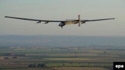 Solar Impulse 2 ұшағы Испанияның Севилья қаласы әуежайына қонуға жақындап келеді. 23 маусым 2016 жыл.