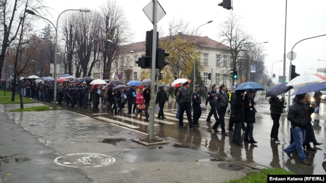 Bosnian public workers march in Banja Luka on November 30.