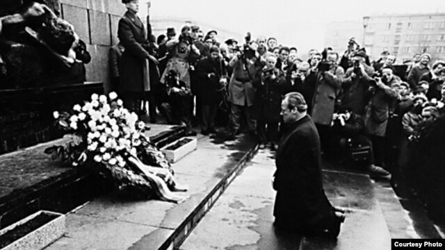 Willy Brandt kleči pred spomenikom žrtvama Varšavskog geta, 1970. 