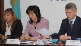 Роза Ақылбекова, Вера Ткаченко және Виталий Воронов Евгений Жовтисті қорғауға байланысты өткен жиында. Алматы, 22 қазан 2009 жыл.