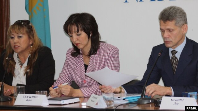 Роза Ақылбекова, Вера Ткаченко және Виталий Воронов Евгений Жовтисті қорғауға байланысты өткен жиында. Алматы, 22 қазан 2009 жыл.