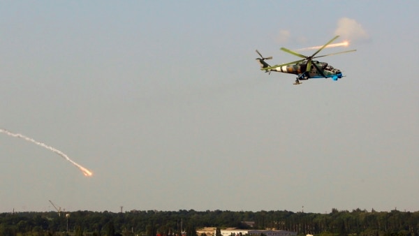 Вертоліт Мі-24 Збройних сил України в небі неподалік Донецького аеропорту, 26 травня 2014 року