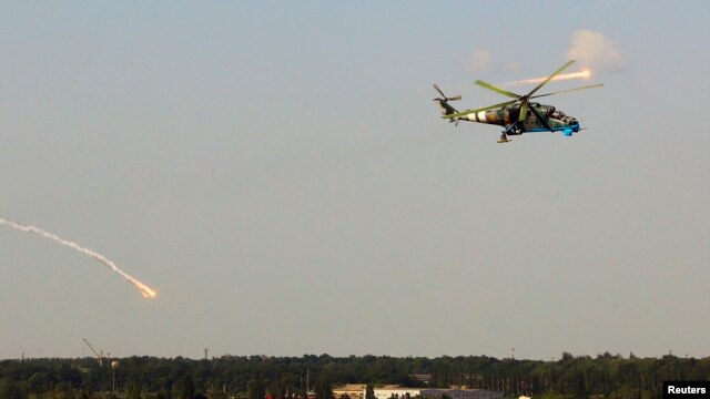 Вертоліт Мі-24 Збройних сил України в небі неподалік Донецького аеропорту, 26 травня 2014 року