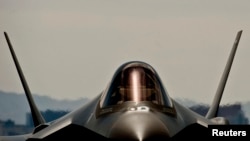 Американский многоцелевой истребитель-бомбардировщик F-35 на авиабазе в Неваде.