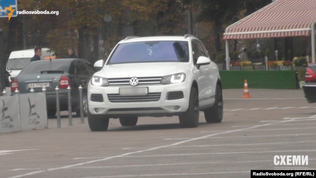 Volkswagen Touareg, на котором ездит сотрудник СБУ Ковалевский, принадлежит его жене