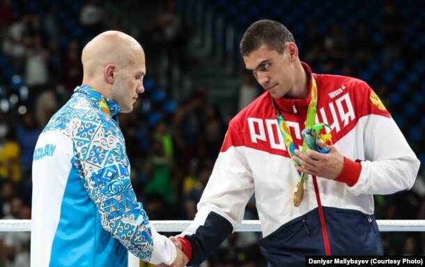 Marapattau kezinde Resey boksşısı Evgeniy Tişenko Qazaqstan boksşısı Vasiliy Levittiñ qolın alıp twr. Rio-de-Janeyro, 15 tamız 2016 jıl.