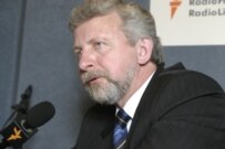 Alyaksandr Milinkevich at Forum 2000 on October 9 (RFE/RL)