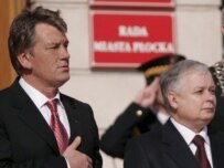 Presidents Yushchenko (left) and Kaczynski in Plock (epa)
