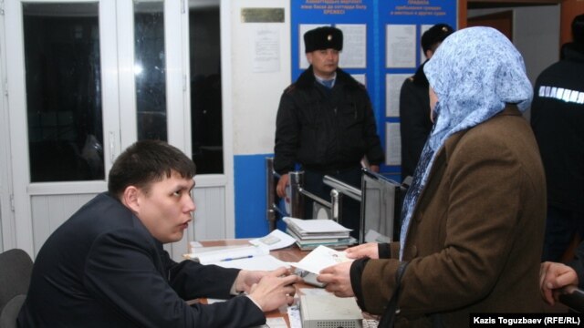 Өзбек босқындарының әйелдерінің бірі Алмалы аудандық сотында ерінің халін білгісі келіп тұр. Алматы, 15 наурыз 2011 жыл