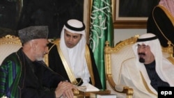 King Abdullah (right) meeting with Afghan President Karzai in Riyadh