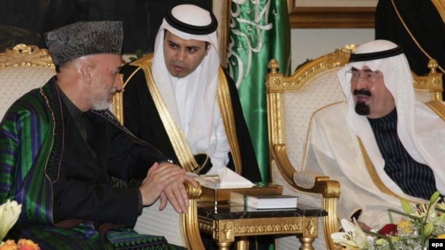 Saudi King Abdullah bin Abdulaziz Al Saud (right) meeting with Afghan President Hamid Karzai (left) at King Khalid airport in Riyadh in 2010.