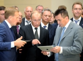 Дмитрий Шумков (слева), Владимир Путин в Дальневосточном университете
