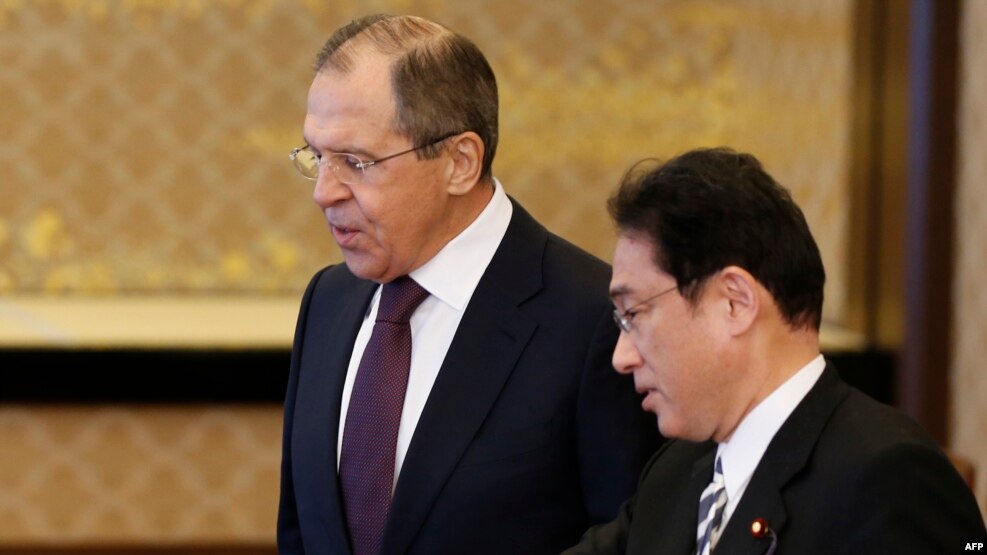 Russian Foreign Minister Sergei Lavrov (left) and his Japanese counterpart, Fumio Kishida, in Tokyo in April.