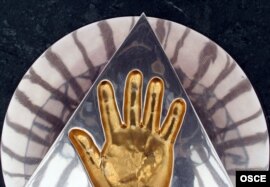 Қазақстан президенті Н. Назарбаевтың 'Бәйтерек' монументіндегі алақан таңбасы