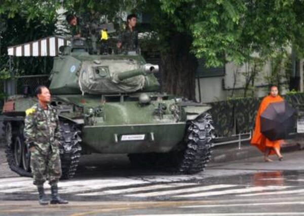 تانک ارتش تایلند در خیابان