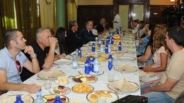 Ministar Roćen na radnom doručku sa predstavnicima medija, 9. jul 2012.