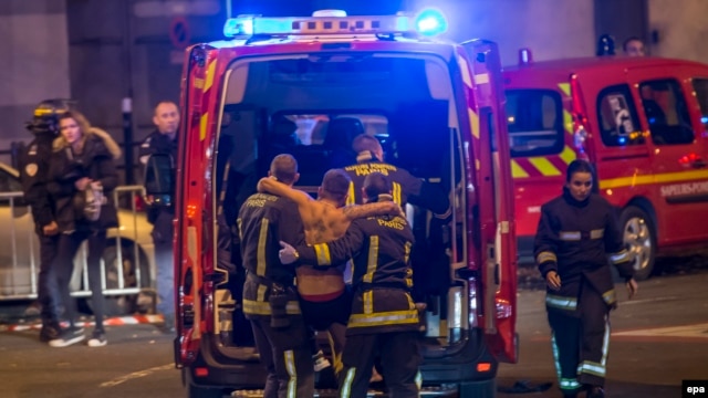 Փրկարարները դեպքի վայրից էվակուացնում են վիրավորներին, Փարիզ, 13-ը նոյեմբերի, 2015թ.