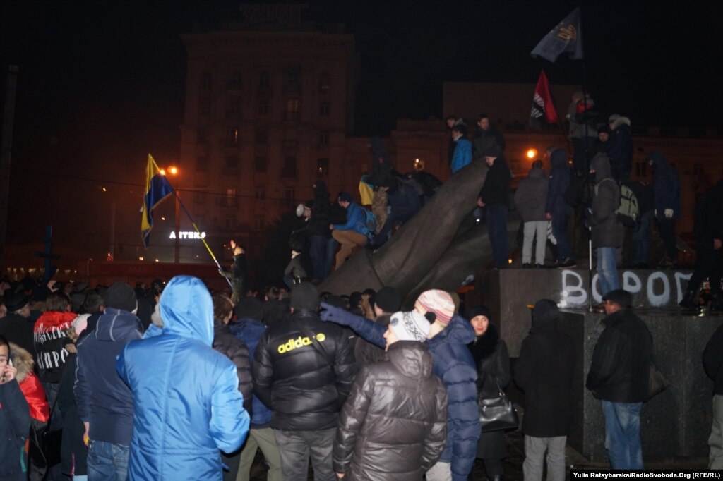 У Дніпрі повалили пам’ятник Григорію Петровському