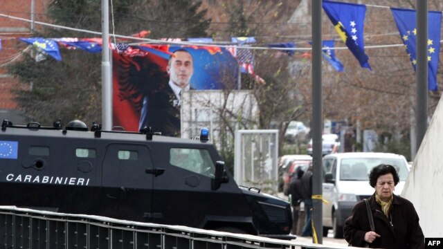 Mitrovica, most preko Ibra koji deli grad na većinski srpski i albanski deo, 29. novembar 2012.