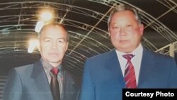 Казахстанский предприниматель Тохтар Тулешов (слева) и Курманбек Бакиев, который был президентом Кыргызстана до своего свержения в 2010 году.