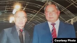 Кәсіпкер Тоқтар Төлешев (сол жақта) пен биліктен тайдырылған Қырғызстанның бұрынғы президенті Құрманбек Бакиев. ҰҚК ұсынған сурет.