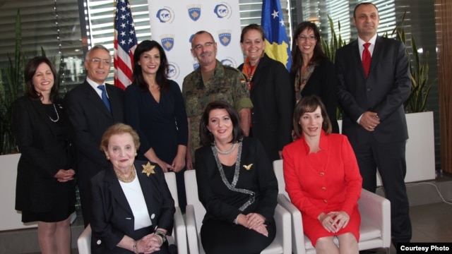Sa konferencije 'Partnerstvo za promene: Jačanje žena', u prvom redu Medlin Olbrajt, Atifete Jahjaga i Trejsi Džejkobson, Priština, oktobar 2012.